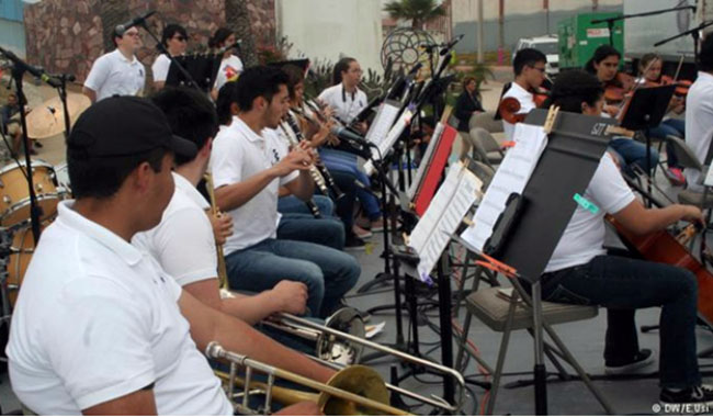  اجرای کنسرت در مرز مکزیک و آمریکا در اعتراض به دیوارکشی‌ها